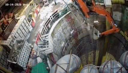 An-excavator-crashed-in-the-construction-site-of-the-Hong-Kong-Central-Kowloon-Route.gif