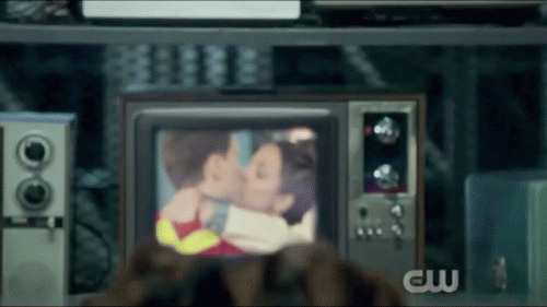 Steelhacker-tv-screen-kiss.gif