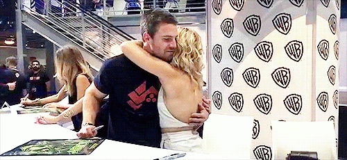 Stephen-Amell-and-Emily-Bett-Rickards-hugging-during-the-autographs-signing-of-the-Arrow-Cast-stephen-amell-and-emily-bett-rickards-40583538-500-230.gif