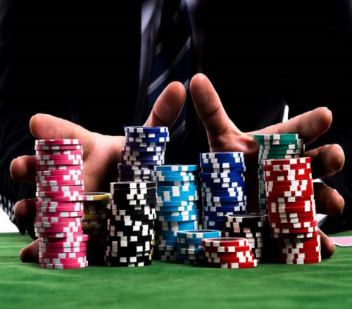 Trò chơi poker được yêu thích rộng rãi và một khi đã chọn tham gia vào các ván Poker thì bạn cũng càn tìm hiểu xem Bluff là gì. Theo thuật ngữ cơ bản, Bluff trong poker là khi người chơi giả mạo một nước đi và cũng giả vờ rằng bản thân đang có một vấn bài mạnh để dụ đối thủ của mình hành động theo cách mong muốn.
Nguồn bài viết: http://d9bet.club/bluff-la-gi/
#d9bet #nha_cai_d9bet #nha_cai #casino #blufflagi
