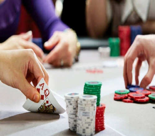Poker được mệnh danh là một trong những siêu phẩm cá cược hàng đầu quốc tế. Sân chơi giải trí xuất hiện khá nhiều phần thưởng hấp dẫn. Cách đánh Poker phiên bản châu  u mang nhiều nét tương đồng với Xì Tố Việt Nam. Người chơi có thể sử dụng bộ bài Tây gồm 52 quân bài để tổ chức ván cược.
Nguồn bài viết :https://vn678.club/thuat-ngu-trong-poker/
#vn678 #nha_cai_vn678 #nha_cai #casino #thuatngutrongpoker